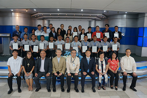 写真：フィリピンの新奨学生の認定式