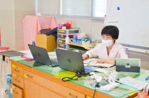 吉田先生がパソコンを操作しオンライン授業をしている様子