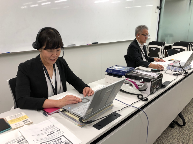 青木さんと鎌田さんがパソコンに向かいオンライン授業をしている様子