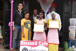 ウガンダ共和国ルウェロ県で支援を受けたシングルマザーたち。カフェ事業卒業時の様子