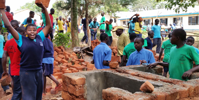 写真：村人によるエコサントイレの建設