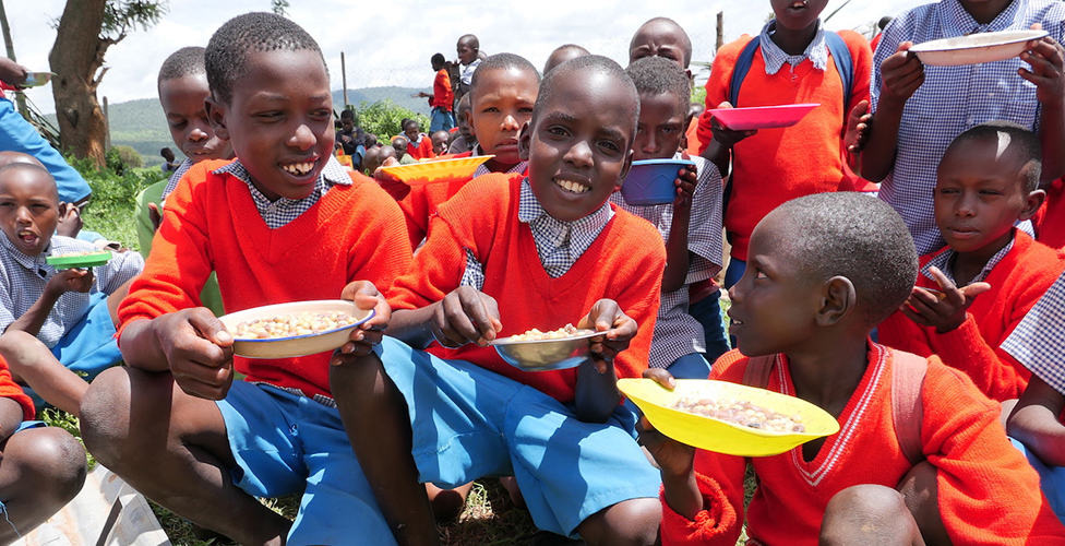写真：給食を食べている生徒たち