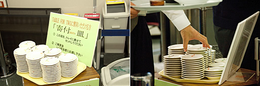 写真：レジの横に積まれた寄付用の小皿と、それを取る社員