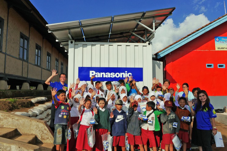 インドネシアの小学校に設置されたパナソニックの太陽光独立電源パッケージ「パワーサプライステーション」
