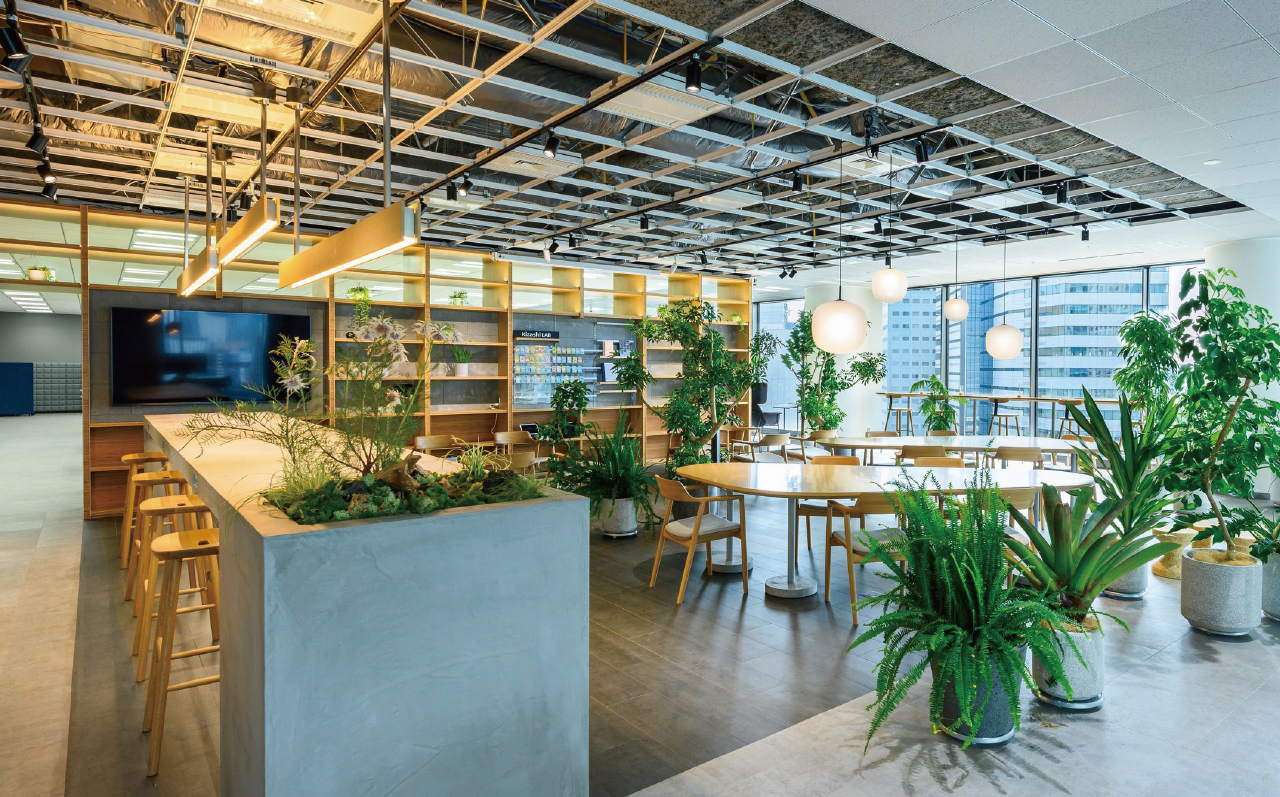 A look inside the office of Panasonic Laboratory Tokyo, where lots of greenery is placed.