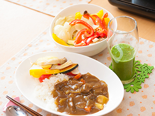 写真：できあがった料理（ビーフカレー、焼き野菜、小松菜とバナナのスムージー）