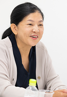 写真：加齢と幸福度の関係性に関して語る成海先生