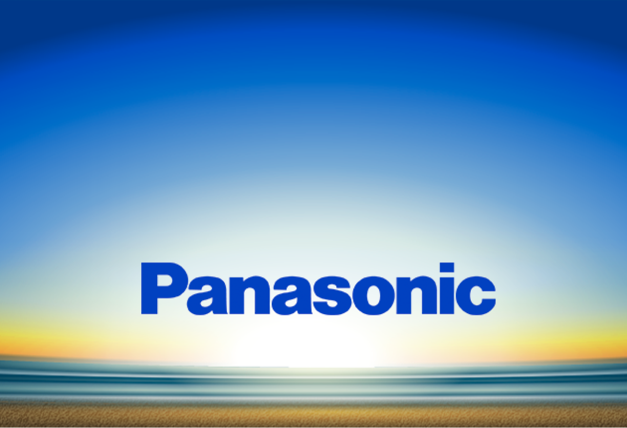写真:Panasonic ブルーをイメージさせる夜明けを背景にしたPanasonicロゴ